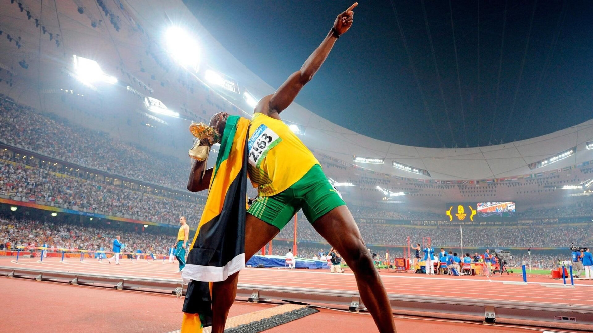 以足球运动为载体的全民健身工程持续推进，普及率提升，以足球运动为主题的绘画